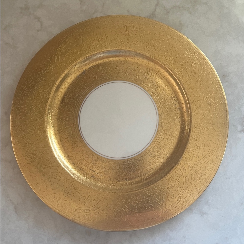 Gold Accent Charger Plate - Elegant Dinnerware